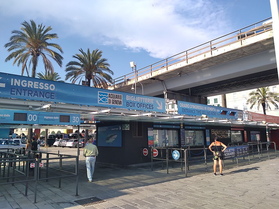 Visitors at the aquarium entrance, the box office running along the quay