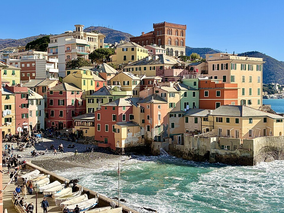 Boccadasse in full sun: painted houses, the cove and the open sea