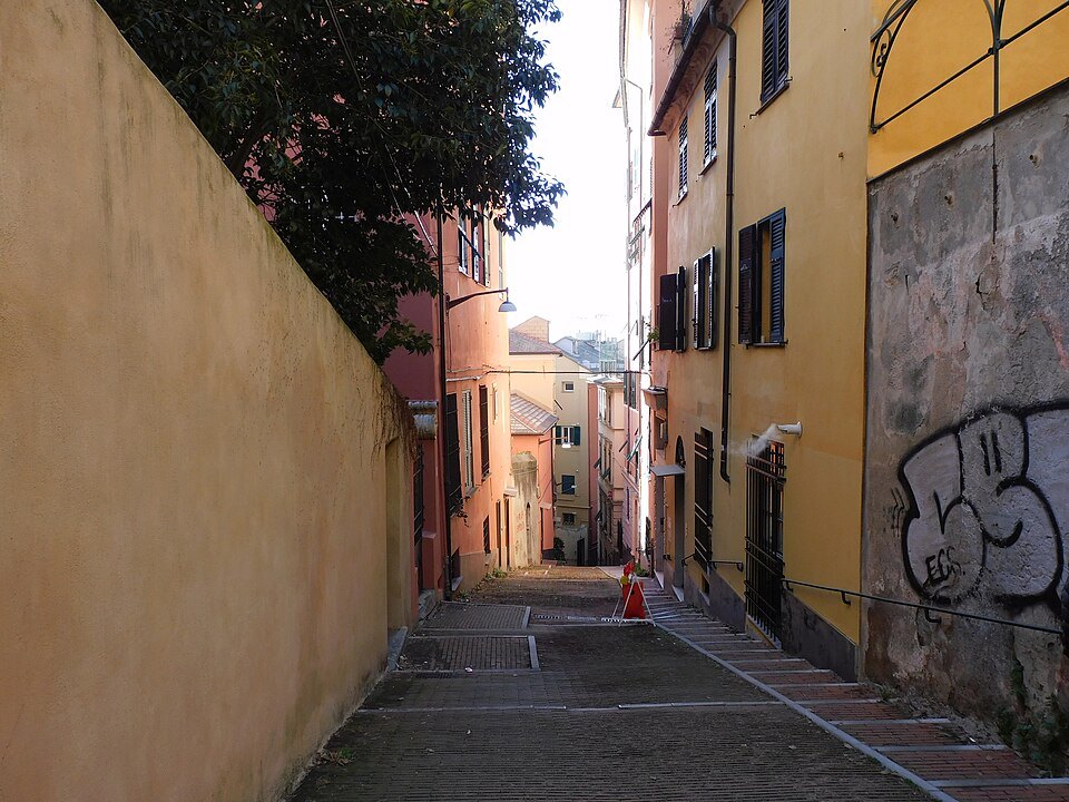 The upper stretch of the salita to Castelletto, between plastered walls