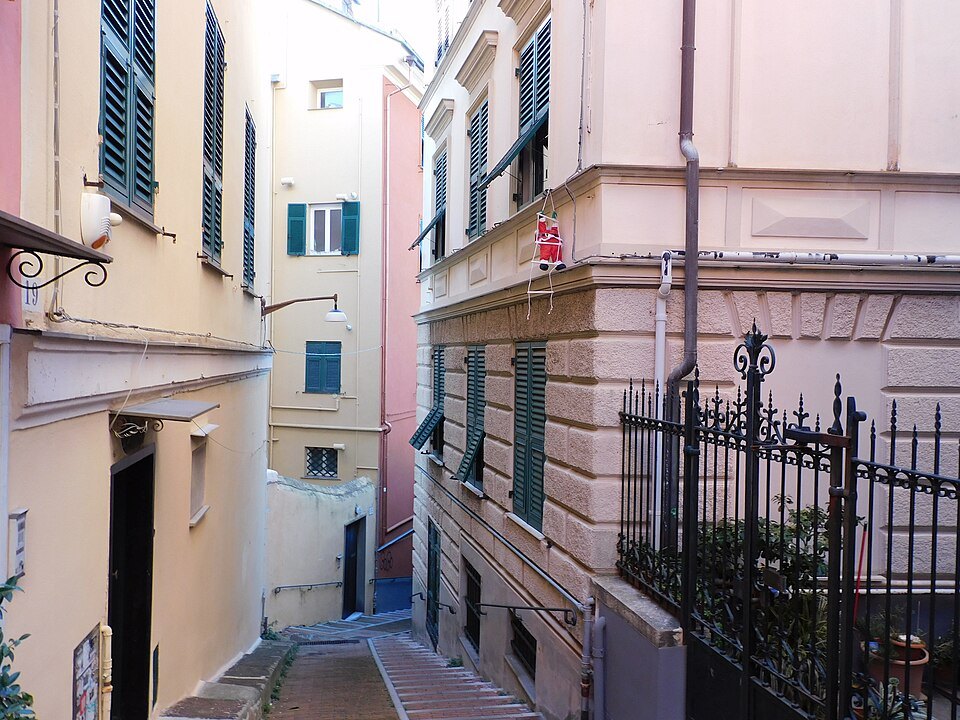 A pink and cream house on the climb to the Spianata di Castelletto