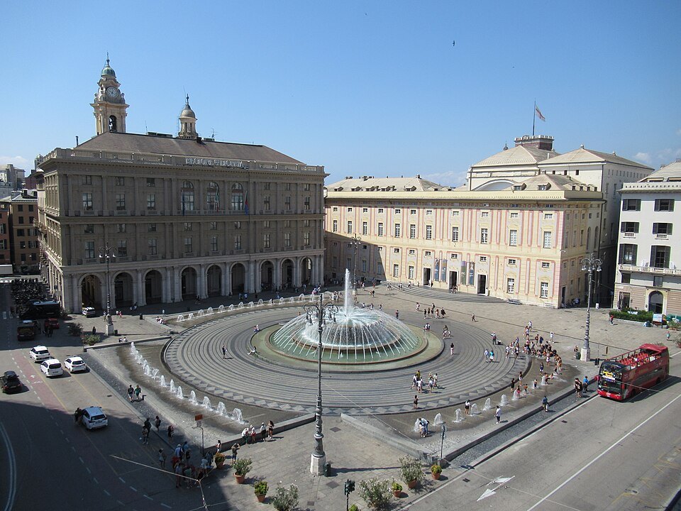 Piazza De Ferrari from above: the fountain, the Ducale and the traffic circling