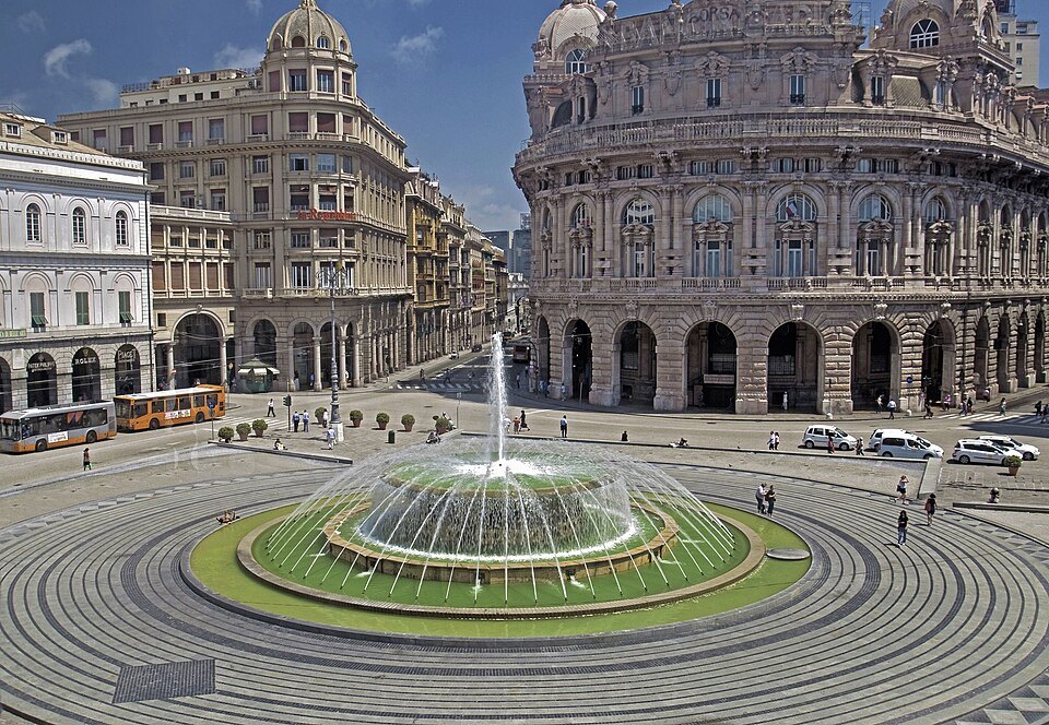 The fountain from the arcades, the whole square in one frame