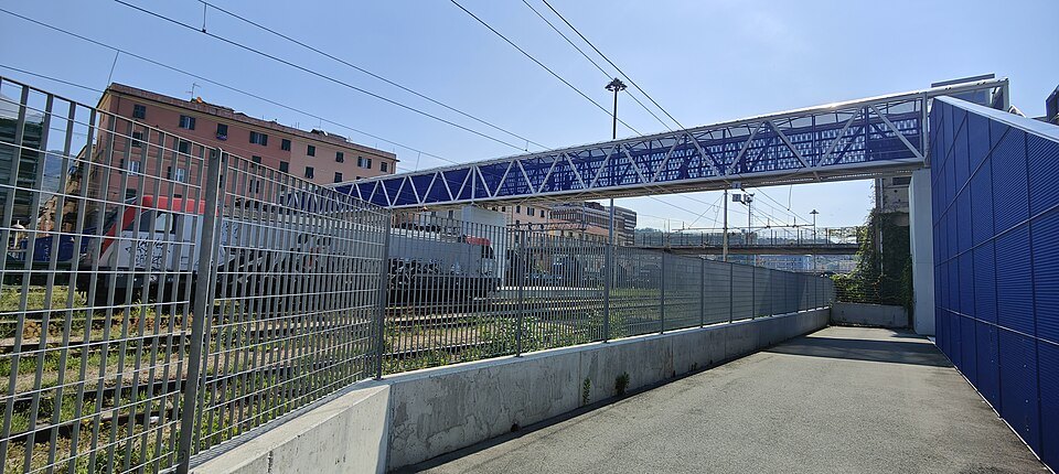 The footbridge from Sestri Ponente station toward the airport
