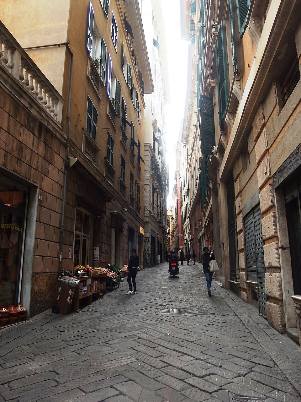 Via del Campo, looking down the lane between tall fronts