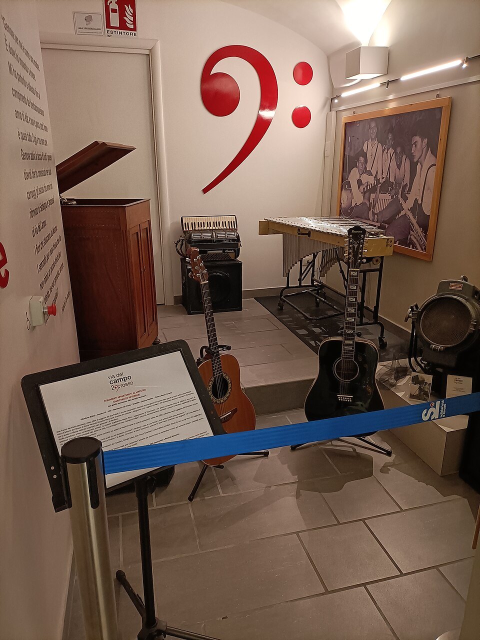 A room at Via del Campo twenty-nine red, the shop kept as a small museum