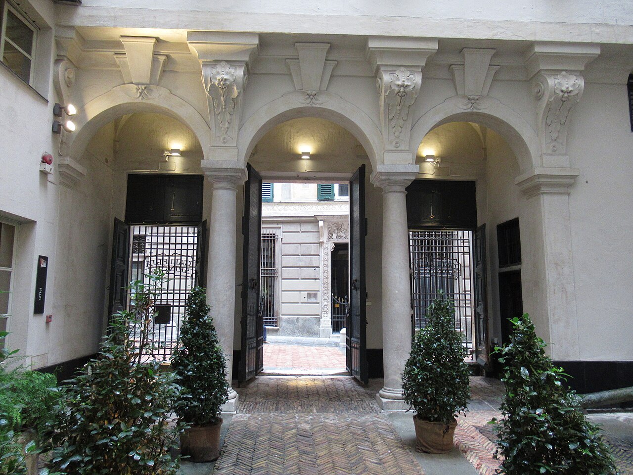 The vestibule of Palazzo Spinola di Pellicceria, looking through to the courtyard