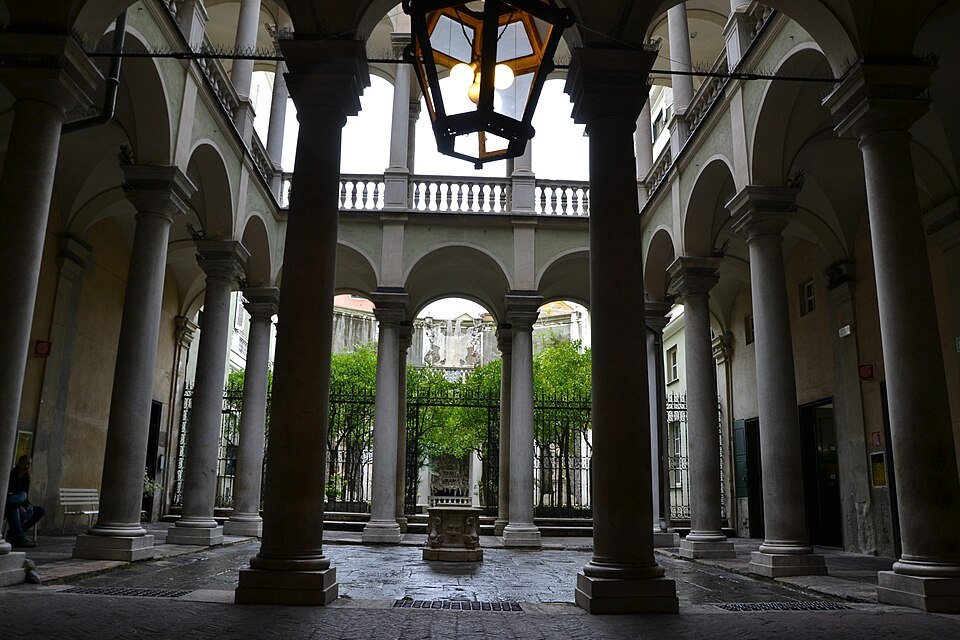 The courtyard of Palazzo Balbi Senarega, columns round the open space