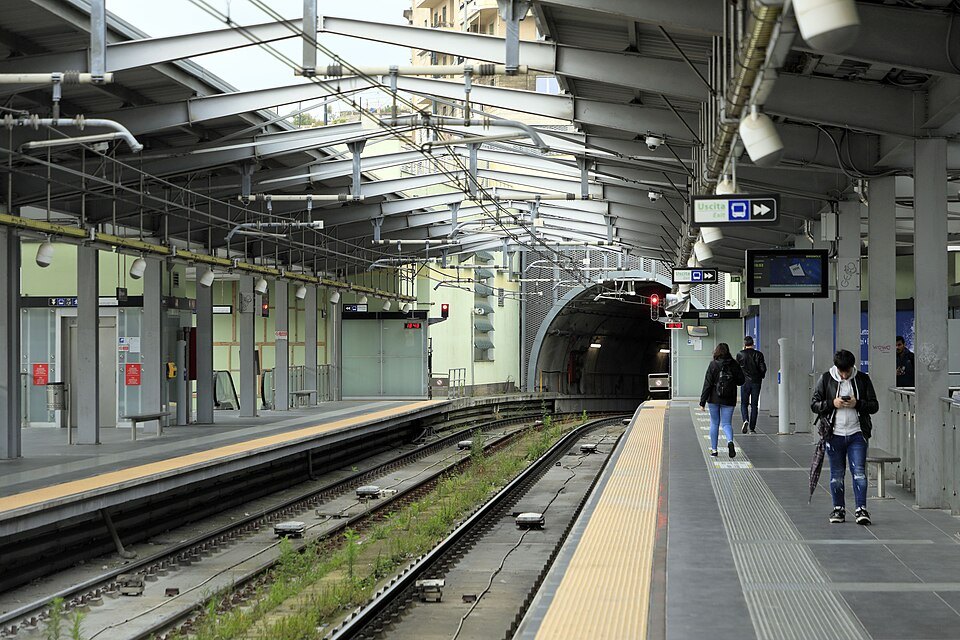 The platform at Brignole metro station, with the tunnel mouth beyond