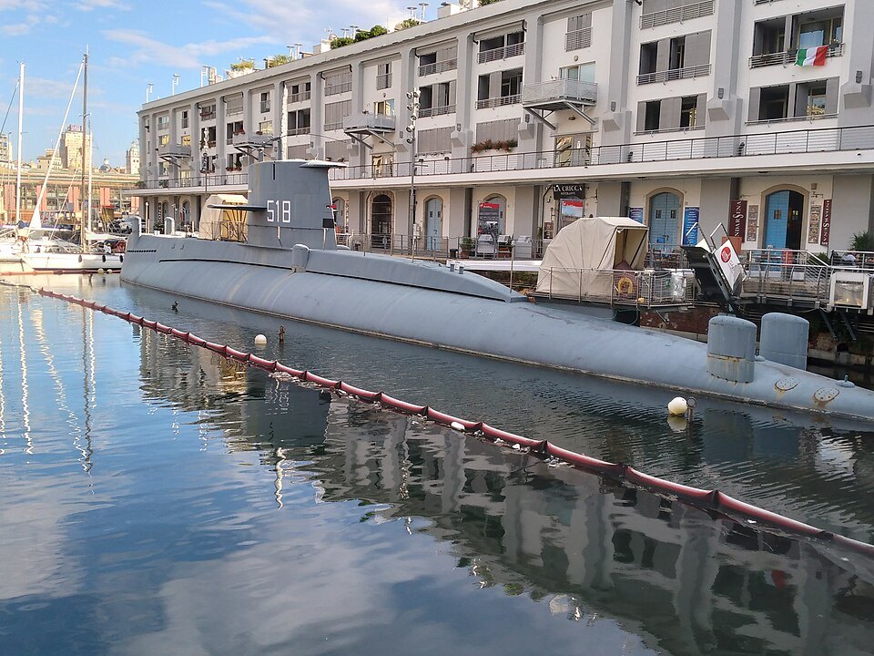 The submarine from the bow, with the apartment fronts of the Darsena behind