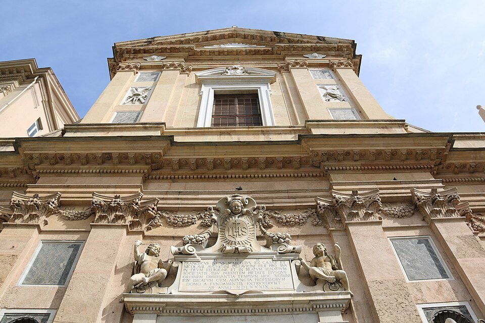 The Gesu front rising over the square, its crest carried by two stone figures