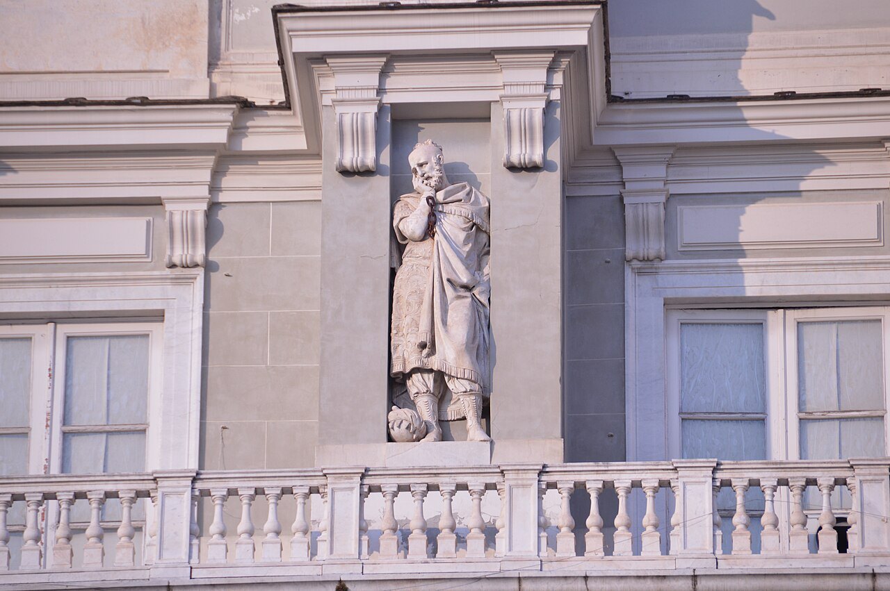 A robed figure in a niche on the facade of the Palazzo Ducale