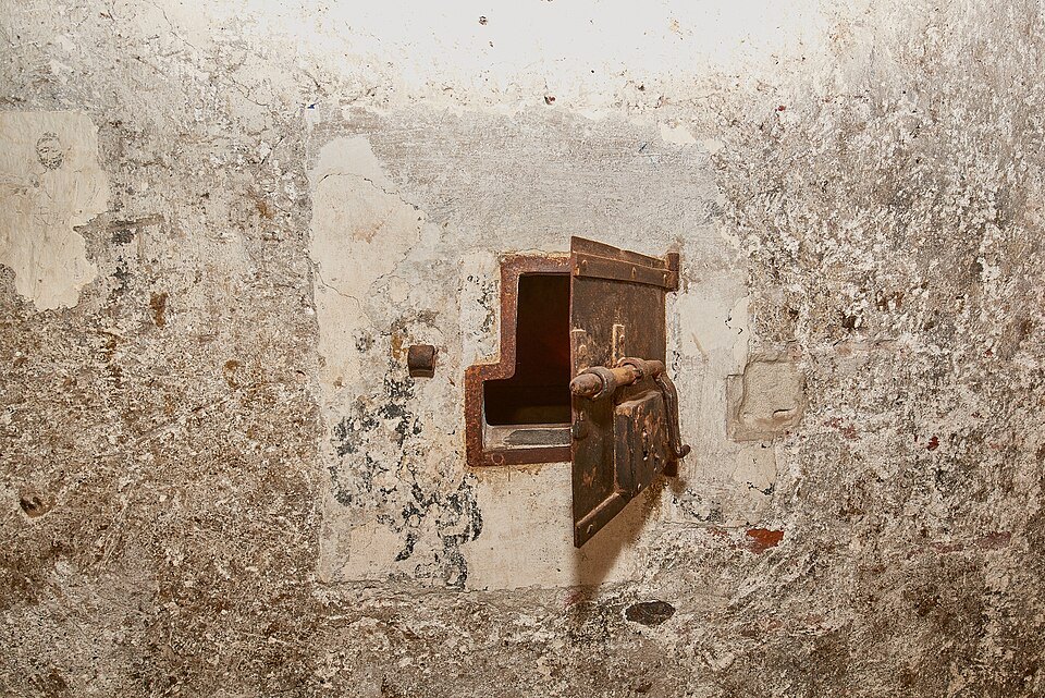A niche cut into the plaster of a cell in the Grimaldina tower