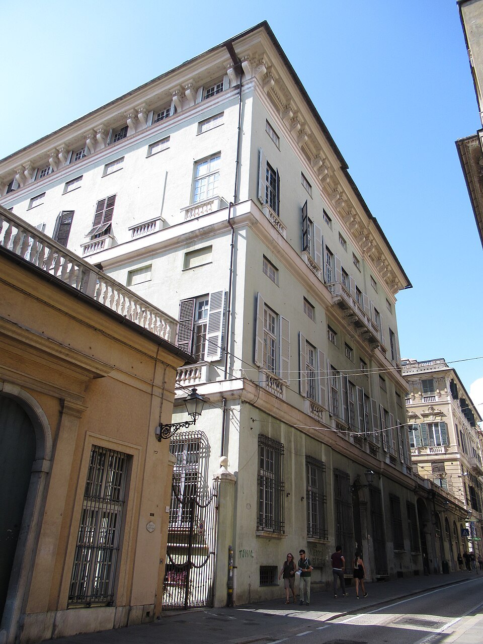 The Balbi Senarega front on its street, the pavement narrow at its foot