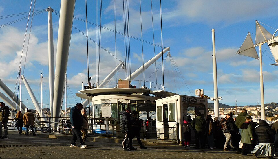 The queue for the Bigo lift on the quay