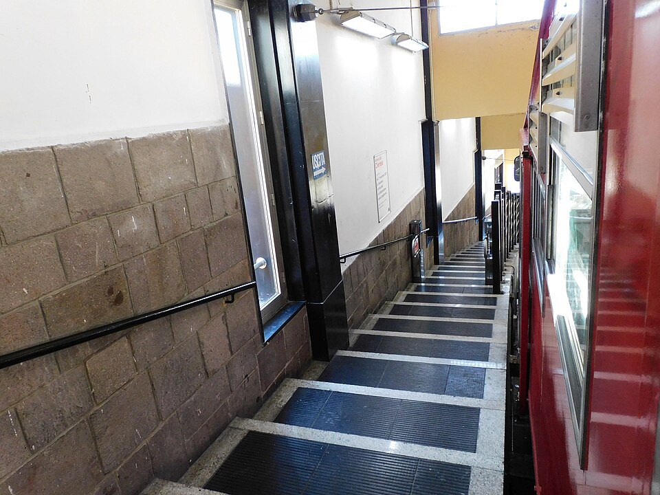 The stepped platform at Righi station, the cabin doors open