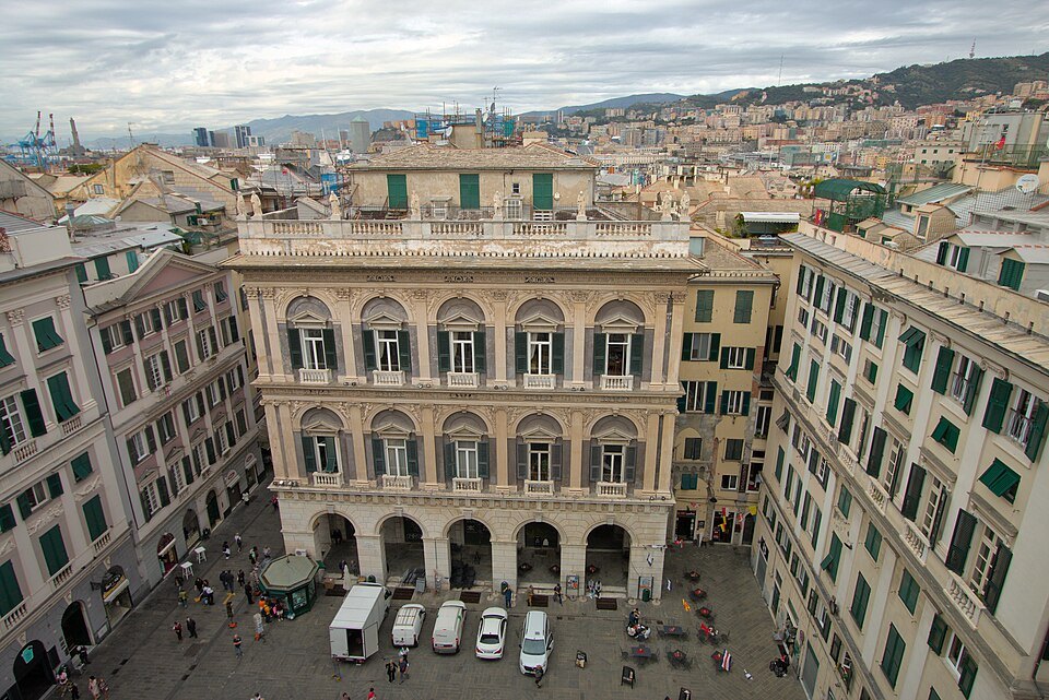 Palazzo Bendinelli and the square below, seen from the cathedral roof