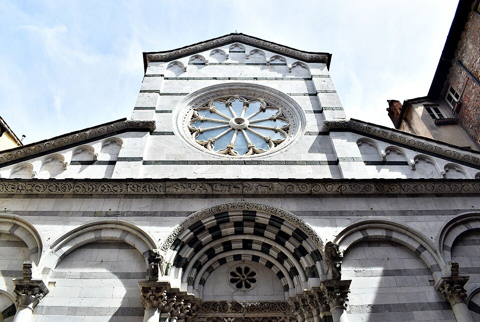 Black and white bands and the rose window on the front of San Lorenzo