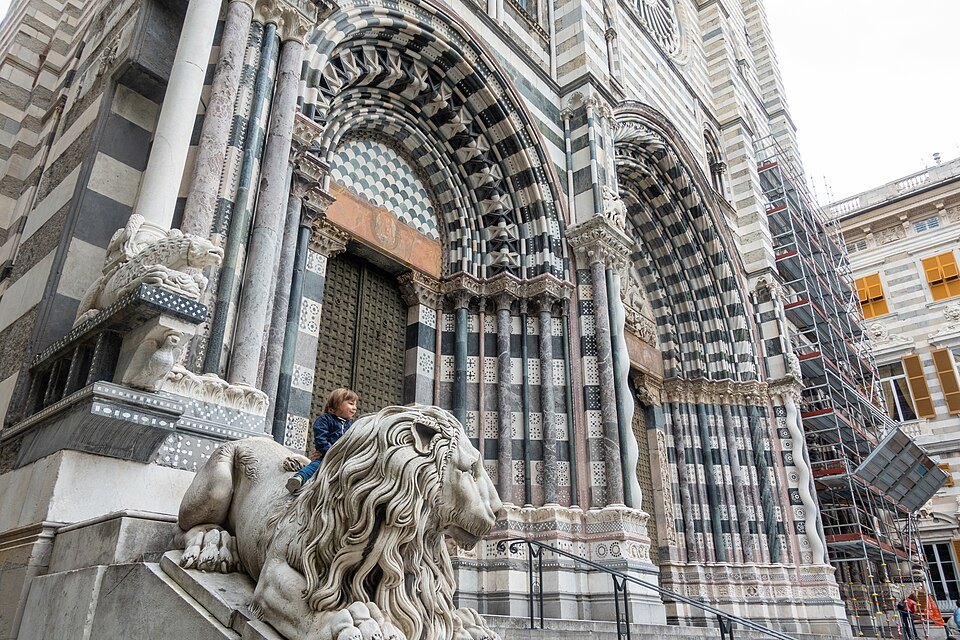 The banded portal of San Lorenzo with one of the marble lions on the steps