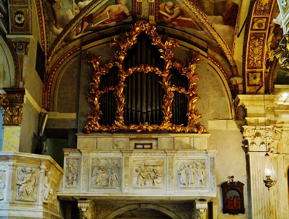 The organ case above the nave of San Matteo