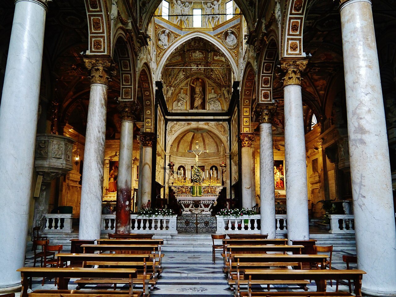 Inside San Matteo: pale marble piers, a frescoed vault and the Doria choir beyond the benches