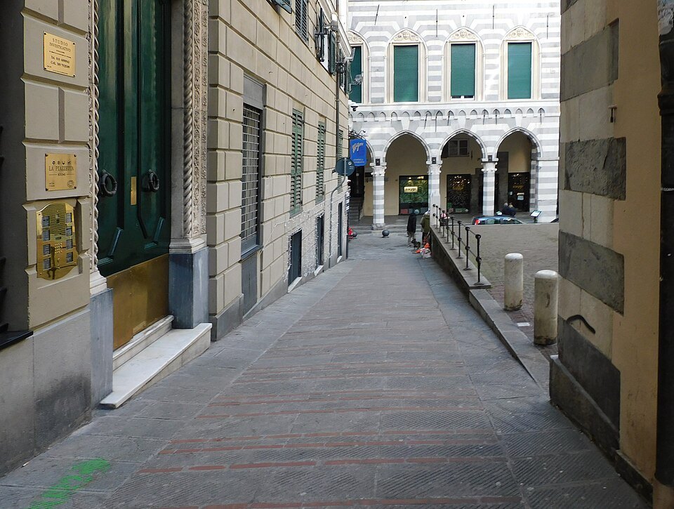 Salita di San Matteo climbing into the Doria square