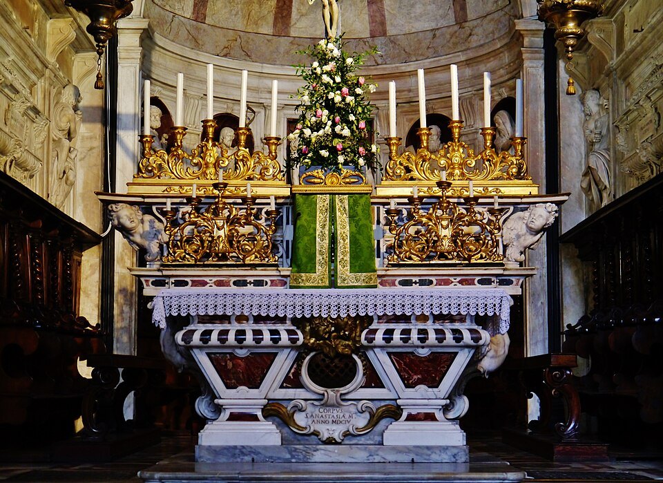 The high altar of San Matteo under its Renaissance vault
