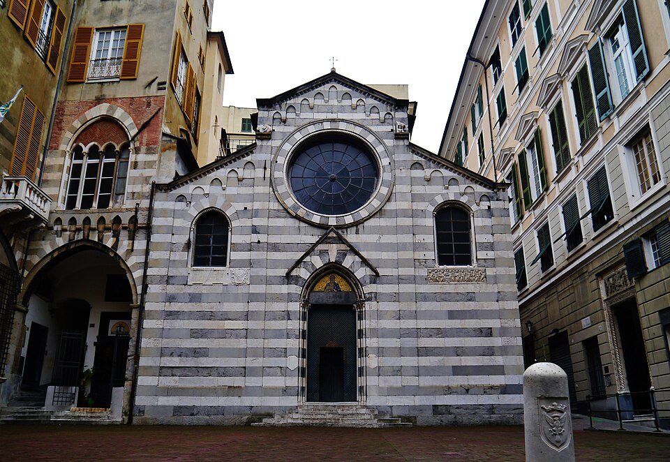 The front of San Matteo from the square, the Doria palaces beside it