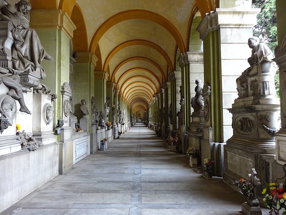 The lower west gallery at Staglieno, its vaults running into the distance