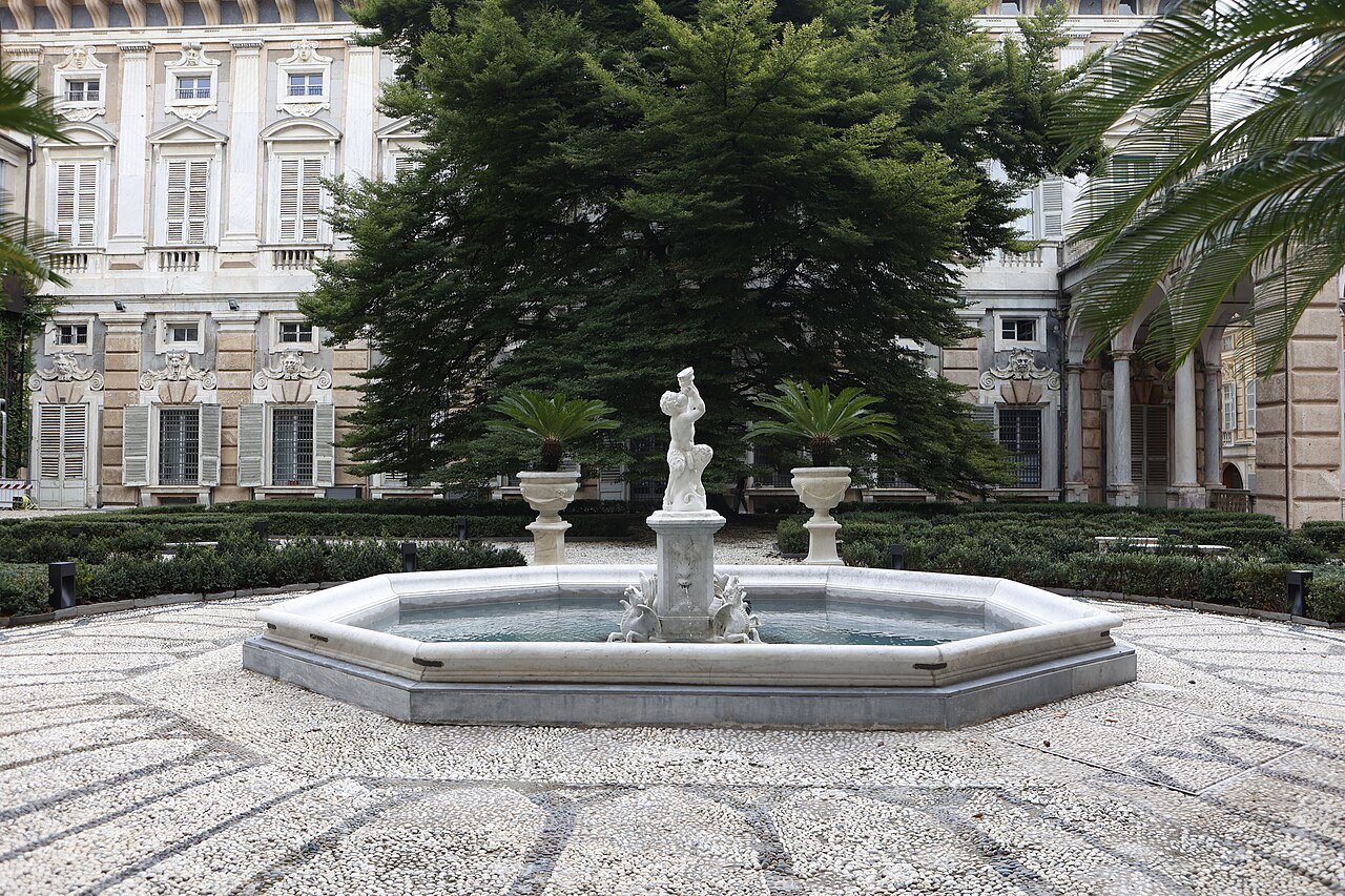 The lower garden of Palazzo Bianco, with its fountain and clipped hedges