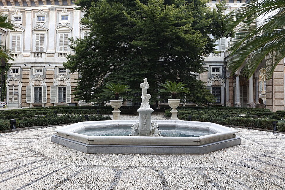 The lower garden of Palazzo Bianco, with its fountain and clipped hedges