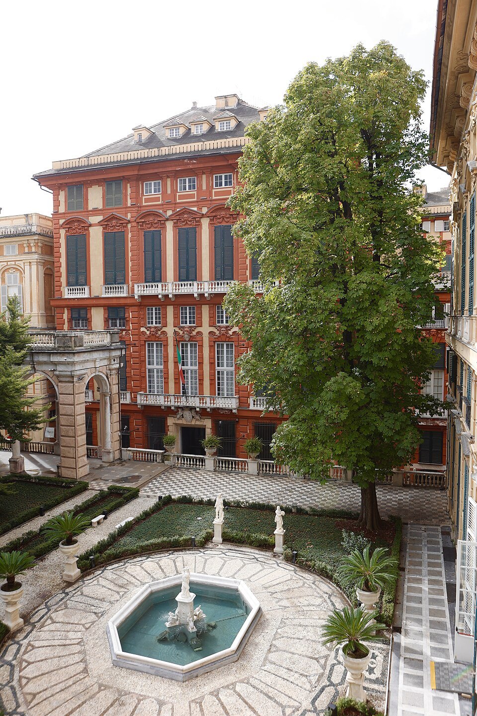 The garden between Palazzo Bianco and Palazzo Rosso from above